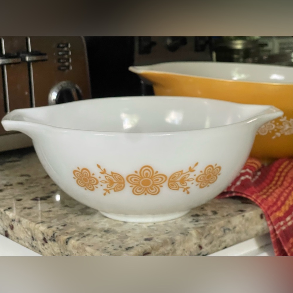 Vintage 1970’s Pyrex Mixing Bowl #443 2 1/2 QT. Butterfly Gold Cinderella EUC